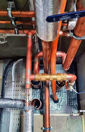 https://plumberfloreat.com.au/uploads/2025/06/commercial-plumbing-390382.jpg