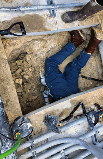 https://plumberfloreat.com.au/uploads/2025/06/commercial-plumbing-722681.jpg