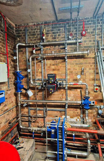 https://plumberfloreat.com.au/uploads/2025/06/commercial-plumbing-923198.jpg