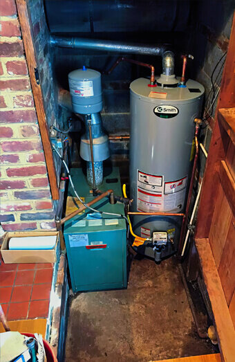 https://plumberfloreat.com.au/uploads/2025/06/hot-water-189087.jpg