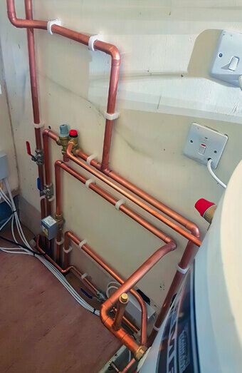 https://plumberfloreat.com.au/uploads/2025/06/hot-water-301986.jpg