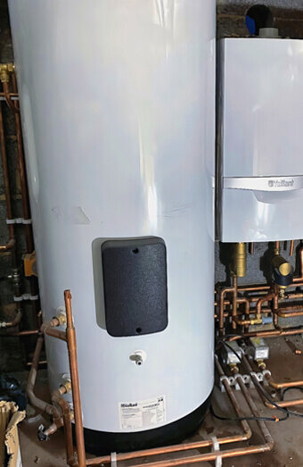 https://plumberfloreat.com.au/uploads/2025/06/hot-water-410504.jpg