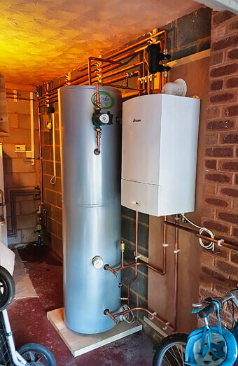 https://plumberfloreat.com.au/uploads/2025/06/hot-water-684599.jpg