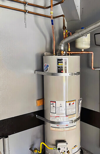 https://plumberfloreat.com.au/uploads/2025/06/hot-water-755205.jpg